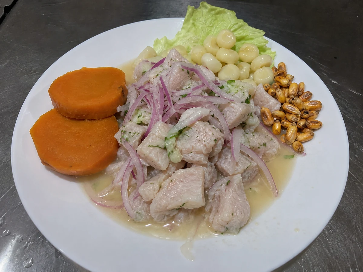 Ceviche de pescado con camote, choclo, cancha y lechuga